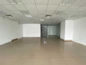 Cho thuê văn phòng 105m2 ở Tố Hữu - Lê Văn Lương sẵn nội thất ngăn 3 phòng đầy đủ PCCC giá 25 triệu